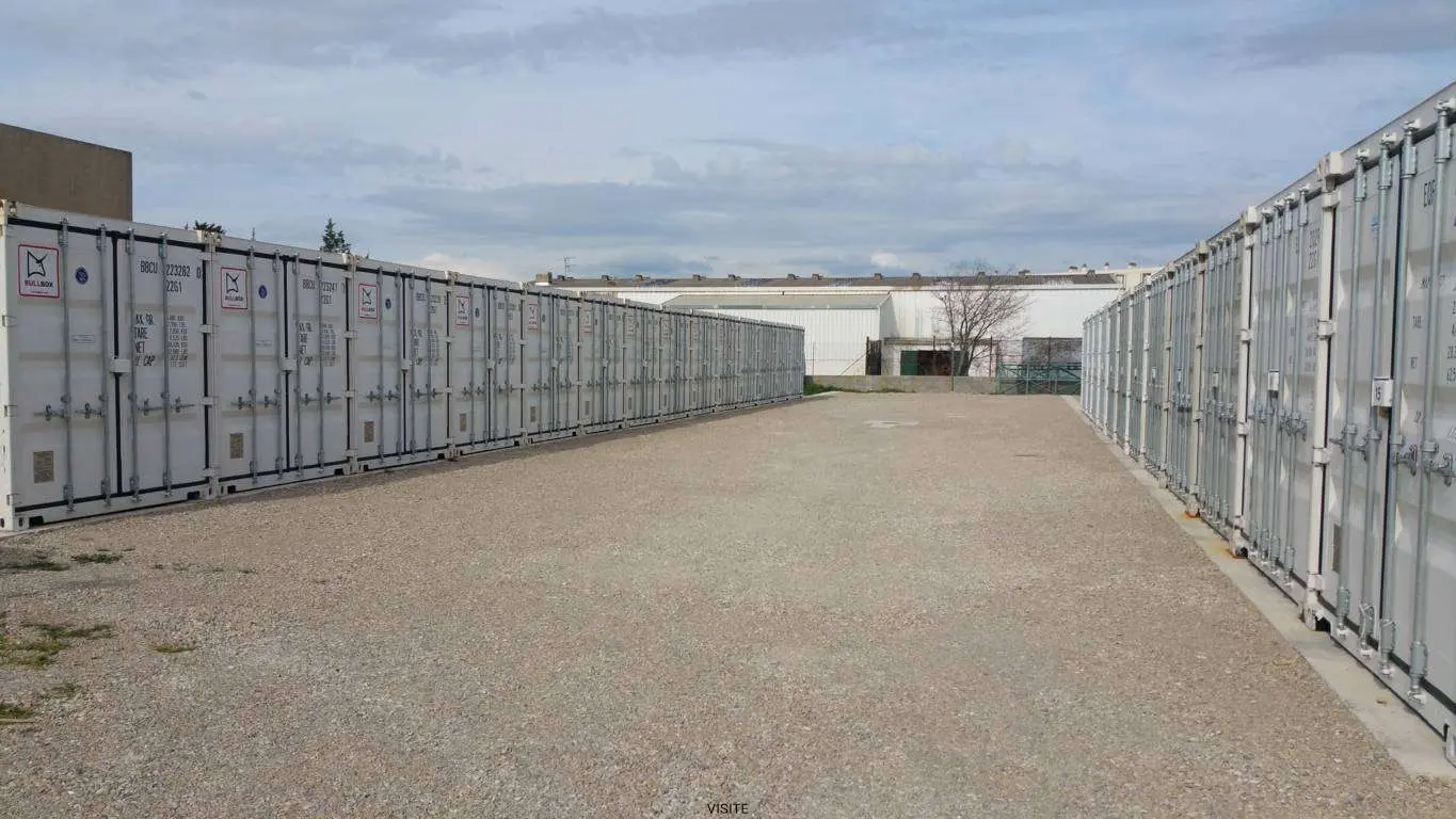 Allée de containers chez Loctainers à Salon-de-Provence