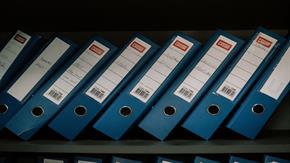 Étagères garnies de cartons et de classeurs d'archives