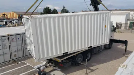Chargement de containers maritimes
